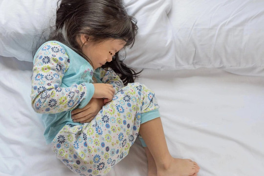 Vàng da, đau bụng có thể là triệu chứng cảnh báo khối u ở trẻ
