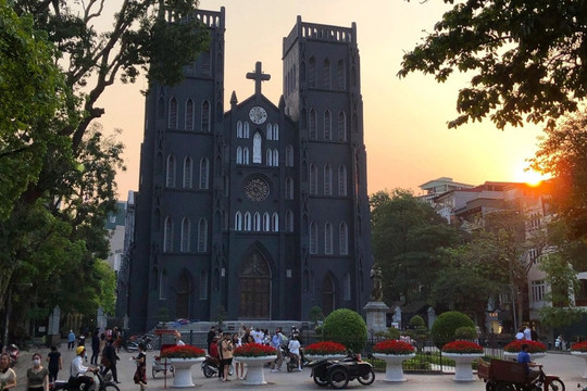 Hình ảnh Nhà thờ Lớn Hà Nội với lớp sơn màu ghi xám lạ mắt