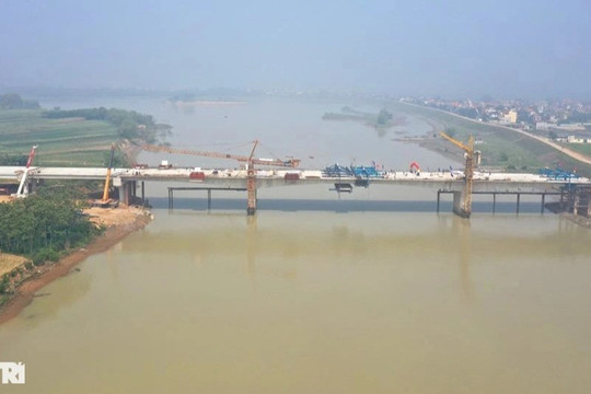 Hợp long cây cầu lớn nhất dự án cao tốc Bắc - Nam đoạn Mai Sơn - Quốc lộ 45