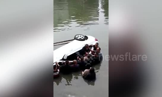 Ô tô vừa lao xuống sông, hơn 10 người nhảy ngay theo sau
