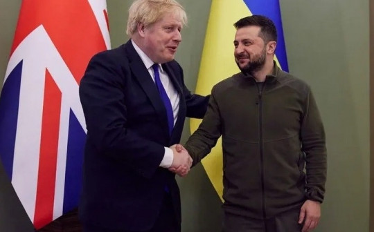 Khẳng định luôn sát cánh, Thủ tướng Anh cam kết viện trợ hàng trăm xe bọc thép, tên lửa cho Ukraine