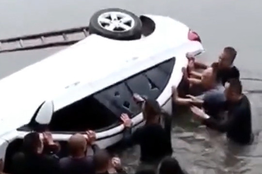 Khoảnh khắc giải cứu nạn nhân mắc kẹt trong ô tô chìm dưới sông