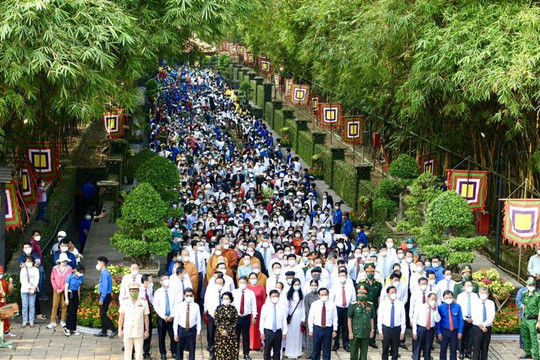 Lãnh đạo TP.HCM và hàng ngàn người dân dâng hương tưởng niệm các vua Hùng