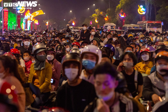Ảnh: Vạn người đổ về xem pháo hoa, giao thông ở TP Việt Trì tắc nghẽn kéo dài