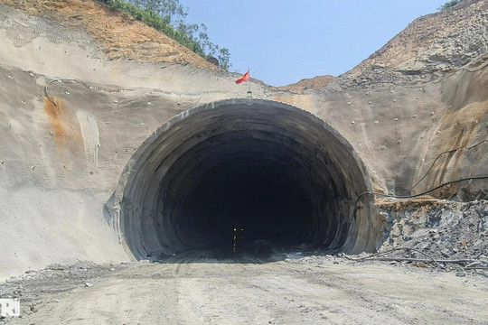 Mục sở thị hầm xuyên núi trên cao tốc Bắc - Nam nối Thanh Hóa - Nghệ An