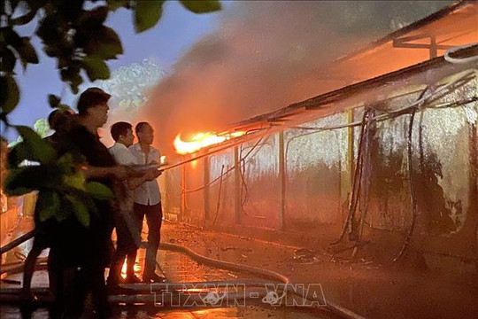 Quảng Ninh: Cháy hàng chục gian hàng tại chợ Hạ Long 1