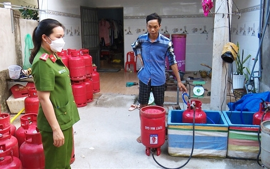 Bắt quả tang một cơ sở sang chiết gas trái phép