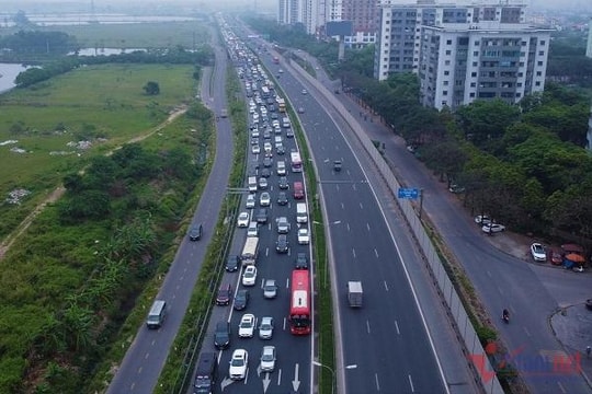 Đường phố Hà Nội kẹt cứng sau nghỉ lễ, người dân ‘vượt mương’ thoát ùn tắc