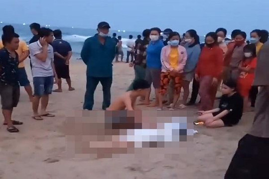 Nghỉ lễ rủ nhau đi tắm biển, 2 học sinh ở Bình Định đuối nước