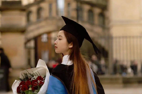 Khoe tốt nghiệp Đại học Oxford, nữ thạc sỹ xinh đẹp hứng bão chỉ trích