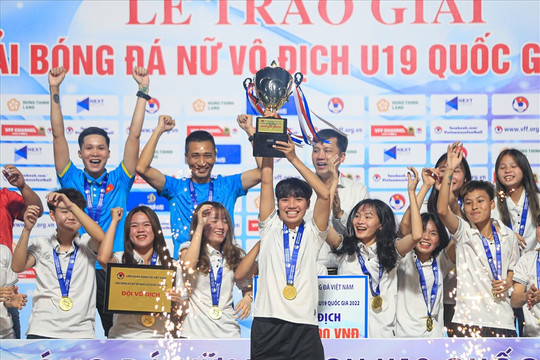 Khoảnh khắc Hà Nội nâng cúp vô địch U19 nữ Quốc gia 2022