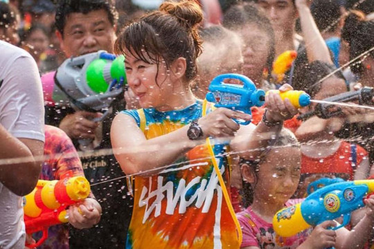 Đến chơi Lễ hội té nước Songkran 2022 ở Thái Lan nhưng… không được té nước, khách nước ngoài mếu xệch