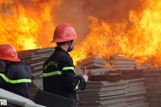 Hàng trăm chiến sĩ dập đám cháy cực lớn trong cụm công nghiệp