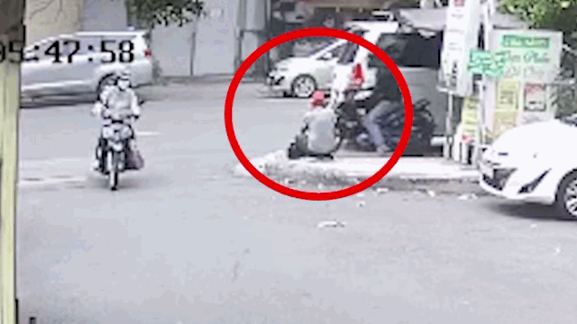 Clip: Cướp táo tợn áp sát, giật túi xách của nam phóng viên ở Đồng Nai