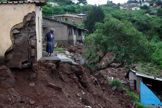 Điện thăm hỏi về tình hình mưa lớn và lũ lụt ở Nam Phi