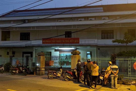 Quảng Ngãi: Người dân xếp hàng xuyên đêm để làm thủ tục nhà đất