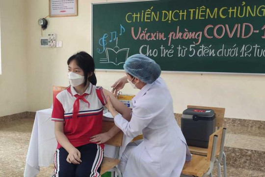 Ảnh: Những học sinh 5-11 tuổi đầu tiên tiêm vaccine  COVID-19