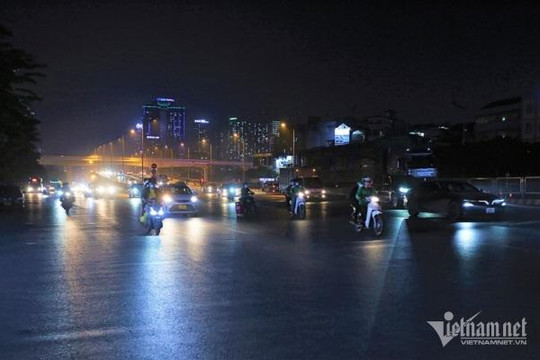 Không một ánh đèn, lái xe căng mắt ‘mò mẫm’ trên tuyến đường nghìn tỷ ở Hà Nội
