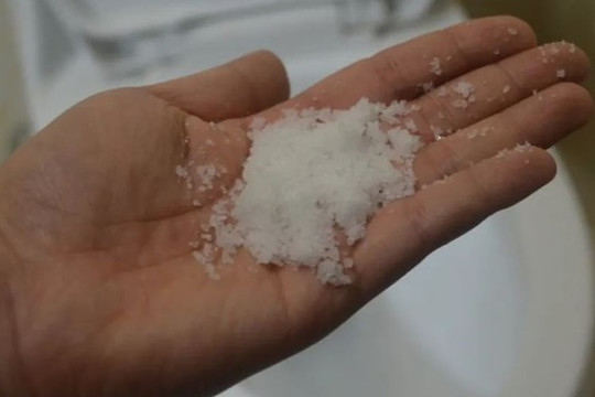 Đặt một nắm muối trong phòng tắm có tác dụng mạnh đến mức tiết kiệm hàng trăm đô la mỗi năm