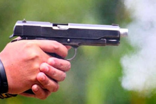 Cầm súng truy sát đối phương trong ngõ ở Hà Nội