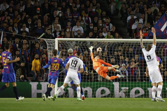 Barca vỡ mộng Europa League: Nỗi ám ảnh của Xavi