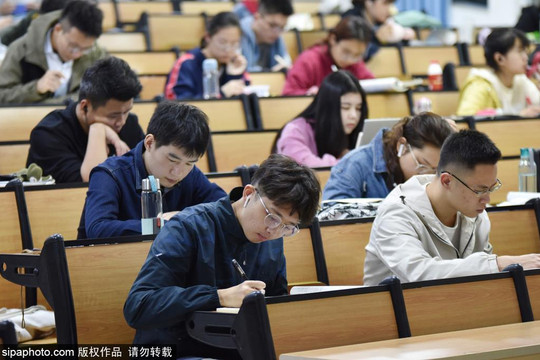 Bằng cử nhân mất giá, sinh viên Trung Quốc đổ xô thi cao học