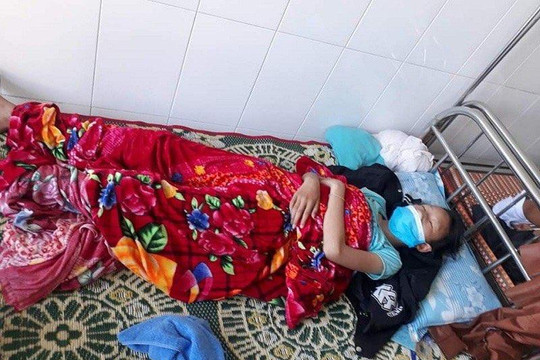 Buộc 2 nữ sinh đánh bạn dã man ở Quảng Trị nghỉ học 2 tuần