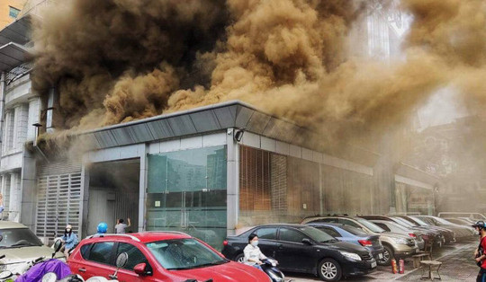 Hà Nội: Cháy nhà hàng dưới hầm nhà cao tầng ở Hoàng Ngân, 'khói nâu' bốc cao hàng chục mét, người dân hoảng hốt bỏ chạy