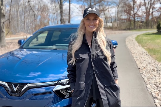 “Nữ hoàng review” Supercar Blondie nói gì khi lần đầu lái VinFast VF 8 tại Mỹ?