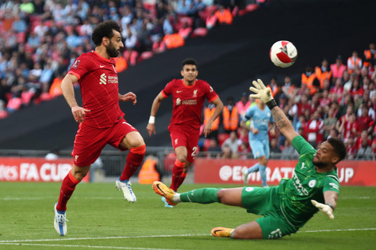 Thủ môn Steffen sai lầm ngớ ngẩn, Man City nhìn Liverpool vào chung kết FA Cup