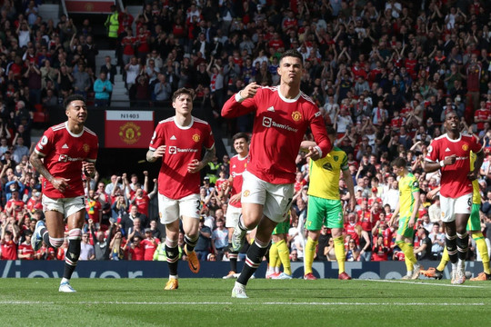 Ronaldo lập hattrick, Man Utd chật vật thắng đội cuối bảng