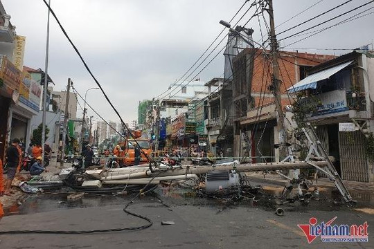 Trụ điện cao thế đổ ập ngang đường, phóng điện đùng đùng giữa phố Sài Gòn