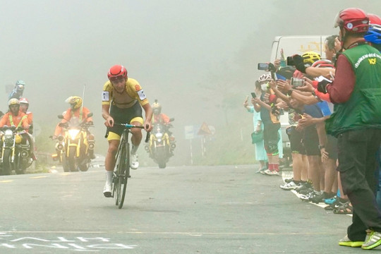 Tay đua ngoại Igor Frolov giữ cả áo vàng lẫn áo đỏ giải xe đạp xuyên Việt