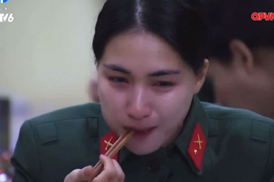 Hòa Minzy "ăn cơm chan nước mắt": 7 ngày mẹ đi con ốm cả 7