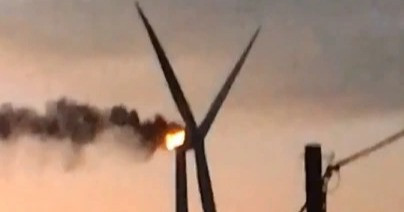 Tuabin điện gió cao 130m bốc cháy ngùn ngụt