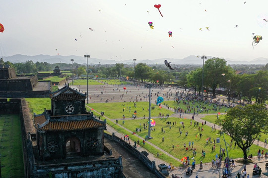 Ngắm hàng nghìn cánh diều tung bay rực rỡ trước cổng Ngọ Môn cố đô Huế