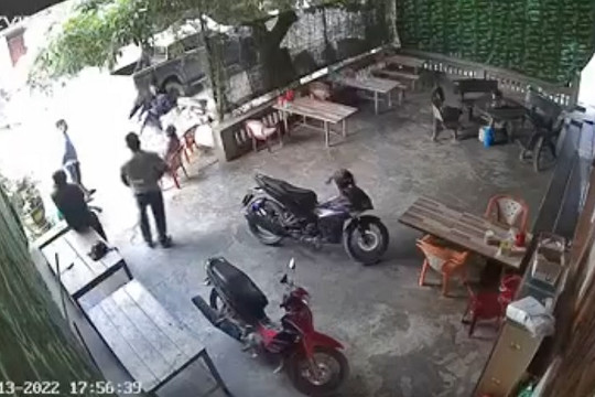 Nghệ An: Người đàn ông bị 2 đối tượng 'tung cước' ngất xỉu ngay trước cửa nhà