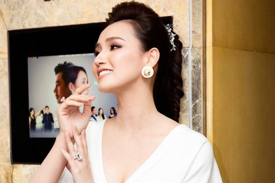 Lã Thanh Huyền đeo kim cương chục tỷ đi ra mắt phim mới