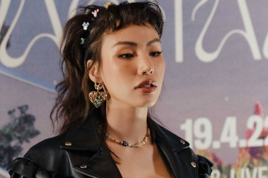 Gigi Hương Giang ra mắt album đầu tay: Hát live cả 7 ca khúc tự sáng tác cùng ban nhạc