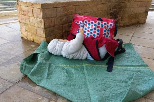 Bé gái hơn 1 tuổi bị bỏ rơi ở điểm ngắm cảnh ruộng bậc thang Sa Pa