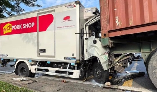 Tài xế ô tô tải tử vong trong cabin sau cú đâm va với xe container