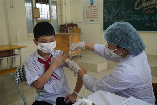 Hình ảnh ngày đầu phụ huynh đưa trẻ đi tiêm vaccine COVID-19 ở Hải Phòng