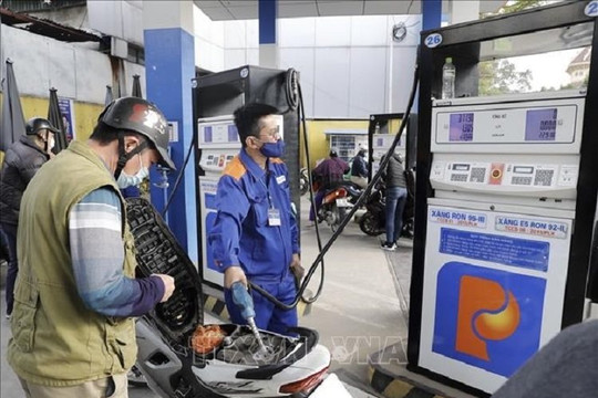 Giá xăng dầu tăng trở lại, nguồn cung thắt chặt
