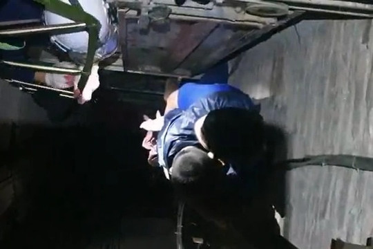 Bé trai 4 tuổi ở Hà Nội rơi xuống hố thang máy, thoát nạn nhờ… thanh sắt