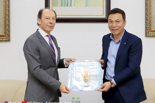 Quyền Chủ tịch VFF Trần Quốc Tuấn gặp gỡ Đại sứ Uruguay