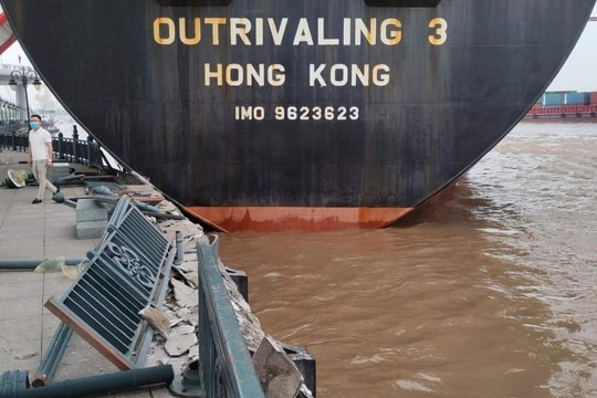 Tàu hàng 12 nghìn tấn đâm trúng khuôn viên cầu Hoàng Văn Thụ ở Hải Phòng