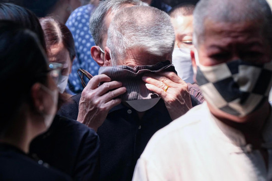 Ảnh: Đám tang đẫm nước mắt tiễn biệt 5 người cùng gia đình bị chết cháy ở Hà Nội