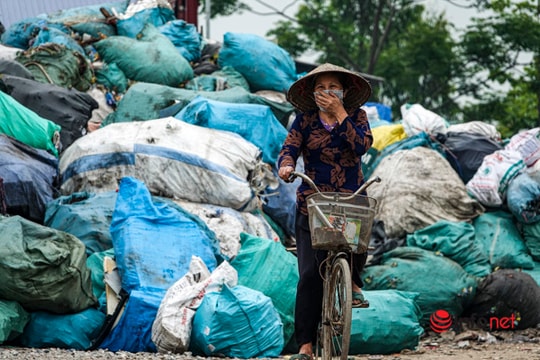 Hà Nội: Khói đốt nhựa độc hại 'ám' khắp làng thu gom phế liệu, rác chất cao như núi