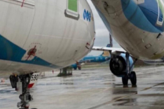 2 máy bay va chạm ở sân bay Nội Bài do lái xe và thợ kéo kỹ thuật mắc lỗi