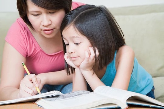 Đi qua hàng thuốc, con trai chỉ tay vào biển quảng cáo hỏi về 1 đồ vật nhạy cảm của người lớn - Mẹ Hà Nội có pha trả lời cực hay